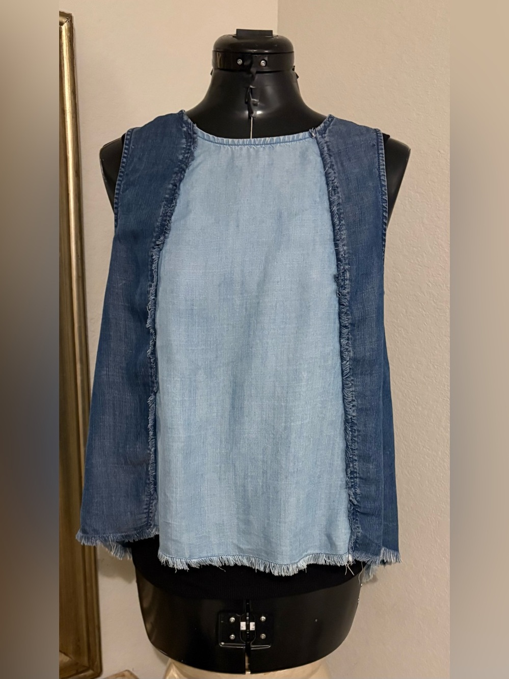 Cloth & Stone Chambray Top Size Small Blue Sleeveless Split Back denim